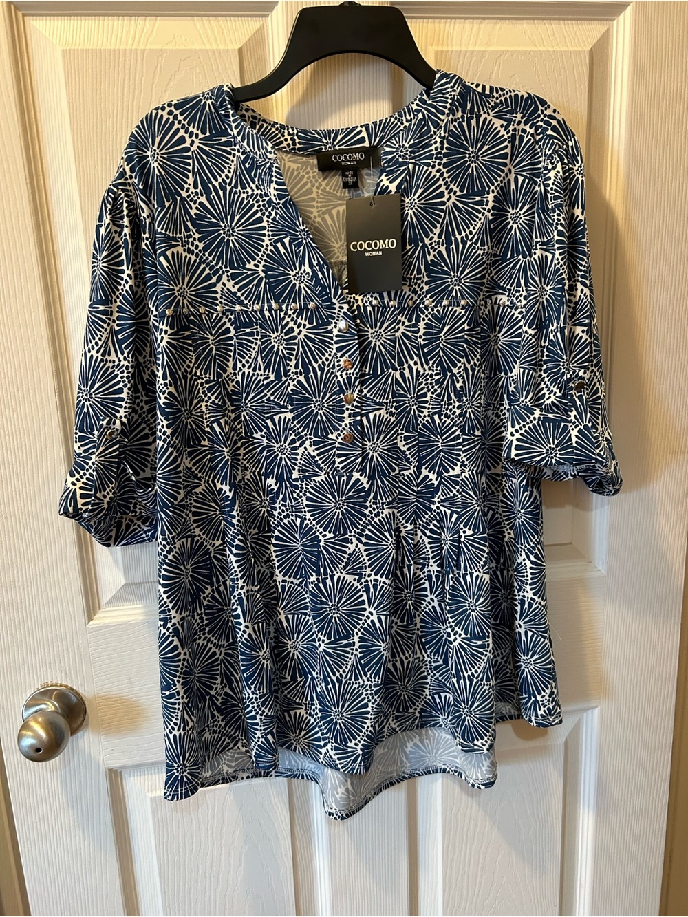 COCOMO 2X Blue & White Patterned Women’s Top Faux Roll Tab Sleeves Stretchy NWT